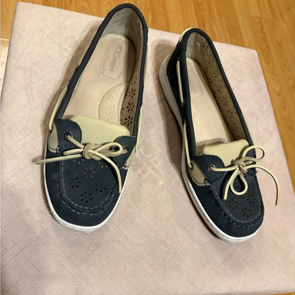 Navy & Tan leather moccasin look shoes with floral cut out design - size…
